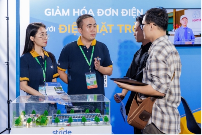 Nhân viên Stride tư vấn về hệ thống điện năng lượng mặt trời cho khách hàng. Ảnh: Stride