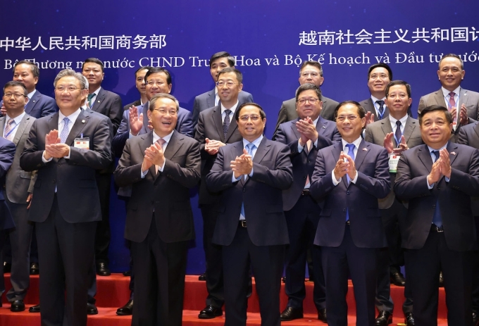 Thủ tướng Phạm Minh Chính và Thủ tướng Trung Quốc Lý Cường với các đại biểu dự tọa đàm, ngày 13/10. Ảnh: Hoàng Phong