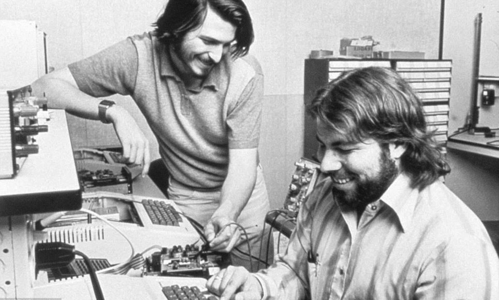 Bị “người dưng trên mạng” chê bai vì bán hết cổ phiếu Apple, Steve Wozniak phản pháo: tôi không sống vì tiền- Ảnh 3. Bị “người dưng trên mạng” chê bai vì bán hết cổ phiếu Apple, Steve Wozniak phản pháo: tôi không sống vì tiền- Ảnh 3.
