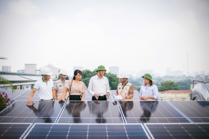 Đại diện Eversolar và đại diện nhà trường thăm quan, bàn giao hệ thống điện mặt trời. Ảnh: Eversolar