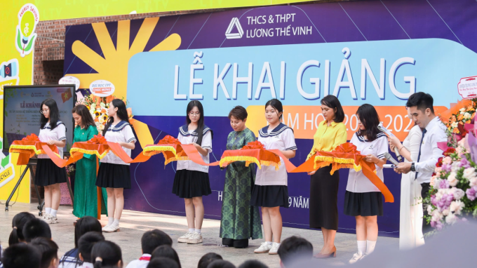 Cắt băng khánh thành dự án điện mặt trời tại Lễ khai giảng trường Lương Thế Vinh. Ảnh: Eversolar