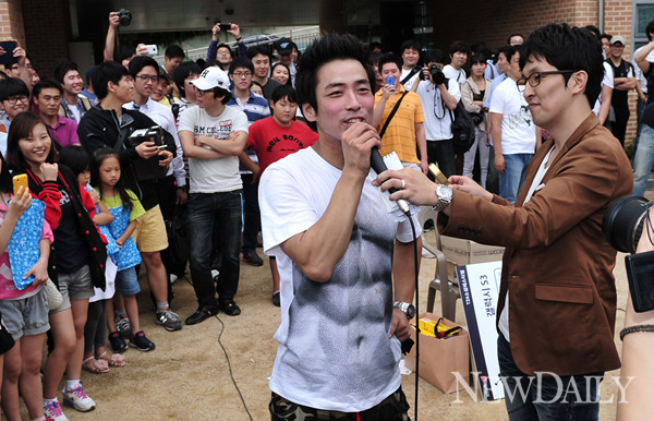 Bị cáo buộc là “anh hùng bàn phím”, chàng trai Hàn Quốc nhận kèo trên mạng, mở cả lễ hội quy tụ 2.000 người tới xem và cái kết viên mãn cho tất cả- Ảnh 1.