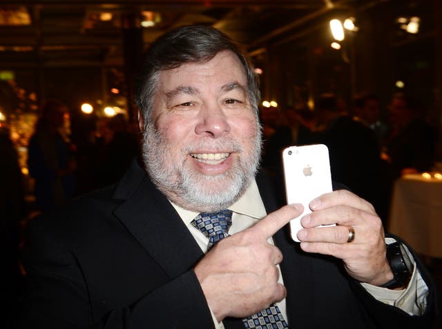 Bị “người dưng trên mạng” chê bai vì bán hết cổ phiếu Apple, Steve Wozniak phản pháo: tôi không sống vì tiền- Ảnh 1. Bị “người dưng trên mạng” chê bai vì bán hết cổ phiếu Apple, Steve Wozniak phản pháo: tôi không sống vì tiền- Ảnh 1.