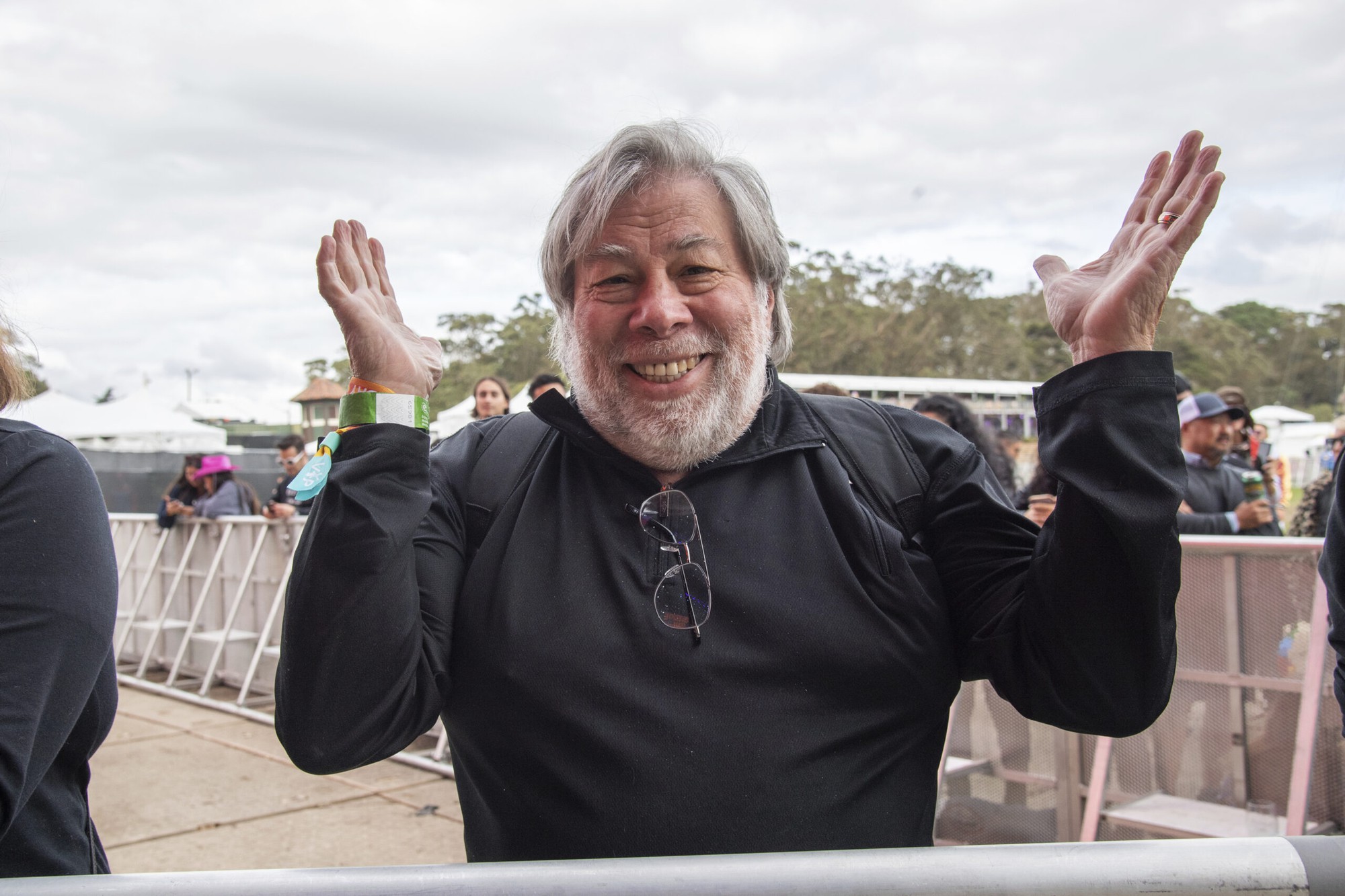 Bị “người dưng trên mạng” chê bai vì bán hết cổ phiếu Apple, Steve Wozniak phản pháo: tôi không sống vì tiền- Ảnh 2. Bị “người dưng trên mạng” chê bai vì bán hết cổ phiếu Apple, Steve Wozniak phản pháo: tôi không sống vì tiền- Ảnh 2.