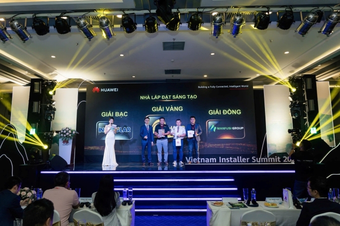 Các nhà lắp đặt tại Việt Nam nhận giải thưởng tại sự kiện. Ảnh: Huawei