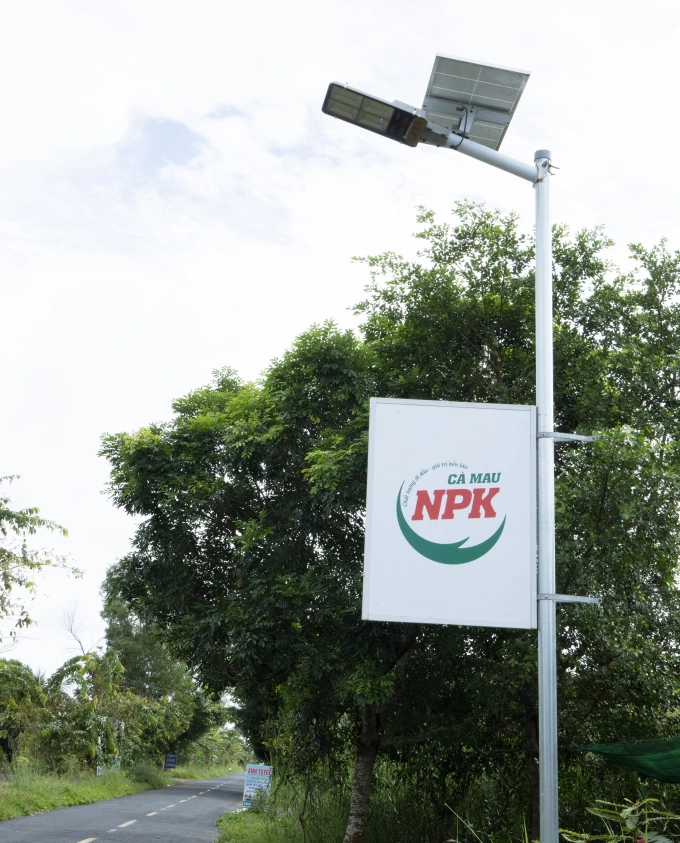 Trụ đèn do Phân Bón Cà Mau tài trợ. Ảnh: PVCFC