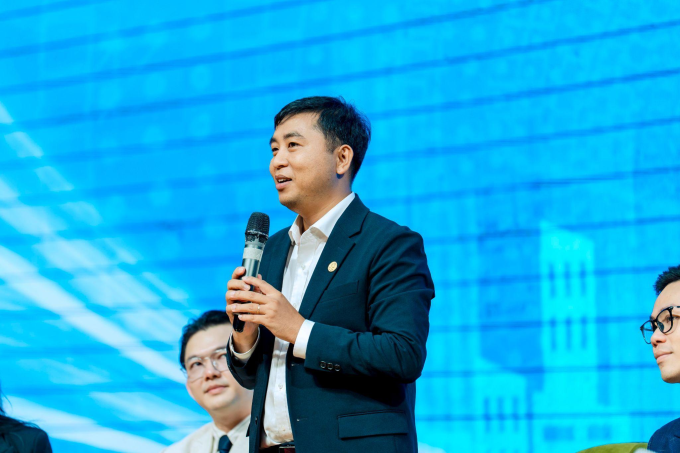 Ông Võ Phú Hữu, Giám đốc Công ty Việt Nam Solar chia sẻ tổng quan về bối cảnh phát triển điện năng lượng mặt trời tại Việt Nam. Ảnh: Việt Nam Solar