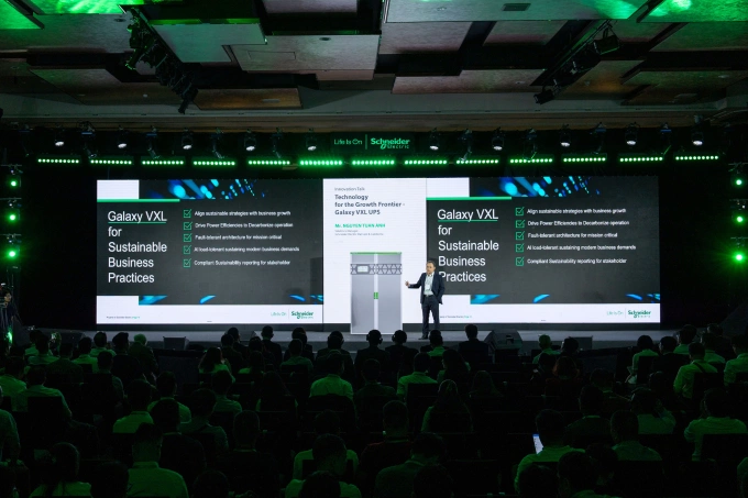 Schneider Electric giới thiệu những sản phẩm mới như UPS công suất lớn, phục vụ xây dựng hạ tầng trung tâm dữ liệu cho AI tại Hội nghị Đôi mới sáng tạo Innovation Day 2025. Ảnh: Schneider Electric
