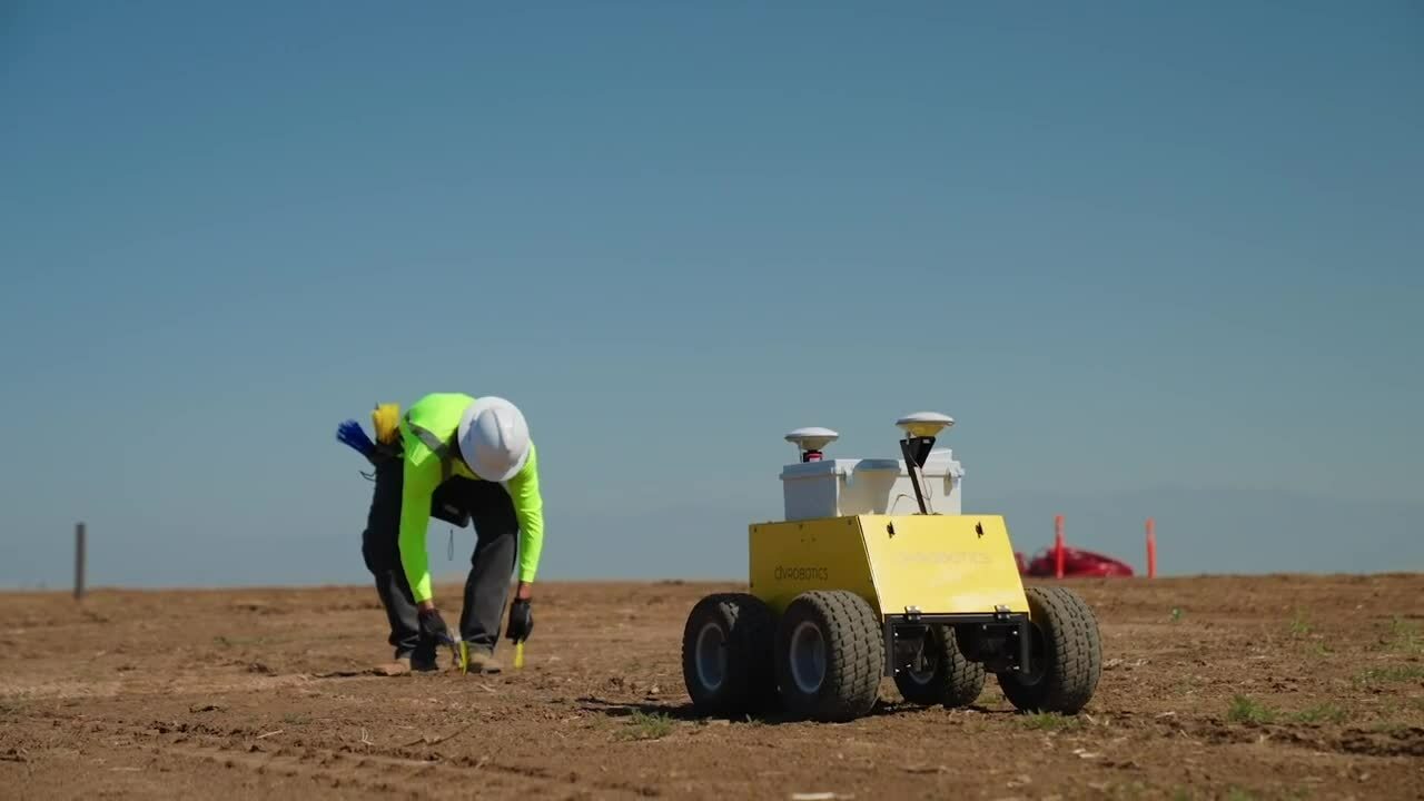 Robot hỗ trợ xây nhanh trang trại điện mặt trời