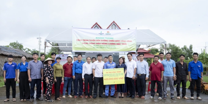 Đại diện Phân Bón Cà Mau trao bảng tài trợ công trình. Ảnh: PVCFC