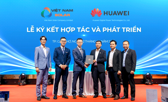 Buổi lễ ký kết hợp tác giữa hai đơn vị. Ảnh: Việt Nam Solar