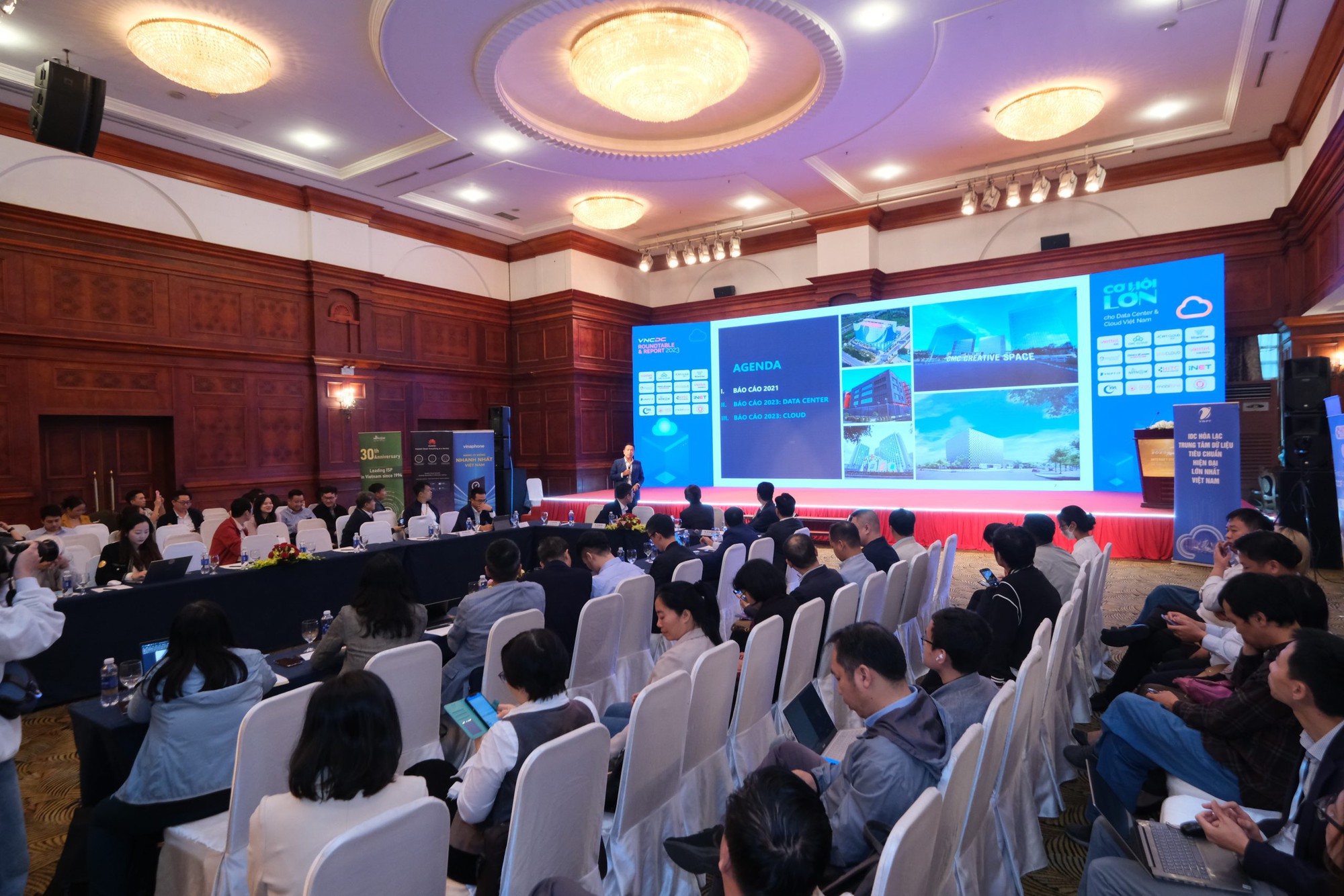 Internet Day 2025 sắp diễn ra: Việt Nam đặt cược vào “Không gian số tin cậy” trong kỷ nguyên AI bùng nổ- Ảnh 4. Internet Day 2025 sắp diễn ra: Việt Nam đặt cược vào “Không gian số tin cậy” trong kỷ nguyên AI bùng nổ- Ảnh 4.