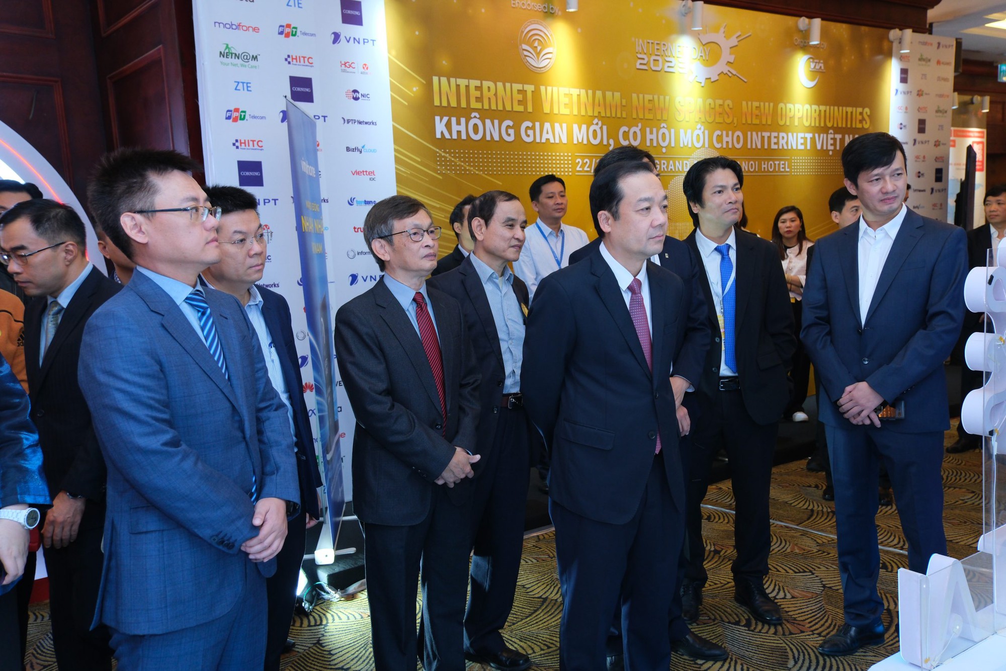 Internet Day 2025 sắp diễn ra: Việt Nam đặt cược vào “Không gian số tin cậy” trong kỷ nguyên AI bùng nổ- Ảnh 2. Internet Day 2025 sắp diễn ra: Việt Nam đặt cược vào “Không gian số tin cậy” trong kỷ nguyên AI bùng nổ- Ảnh 2.