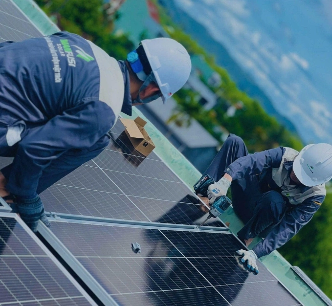 Đội ngũ kỹ thuật Manfusi thi công hệ thống điện mặt trời chuẩn an toàn và hiệu suất. Ảnh: Manfusi Việt Nam