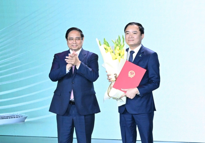 Thủ tướng Phạm Minh Chính trao quyết định bổ nhiệm ông Lê Ngọc Sơn, ngày 26/12. Ảnh: PVN