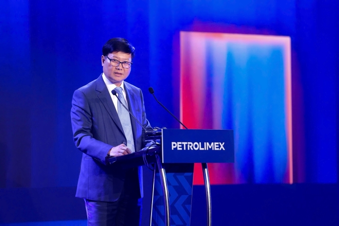 Ông Lưu Văn Tuyển, Thành viên Hội đồng quản trị, Tổng giám đốc tập đoàn phát biểu về bối cảnh thay đổi định vị. Ảnh: Petrolimex