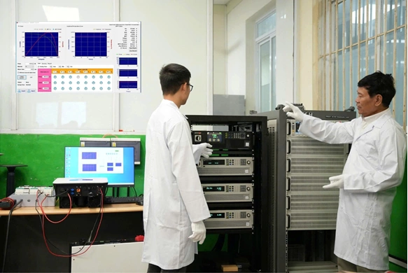 Hệ thống, thiết bị (tấm solar, inverter, pin lưu trữ) được thử nghiệm, kiểm soát chất lượng theo tiêu chuẩn quốc tế. Ảnh: Rạng Đông
