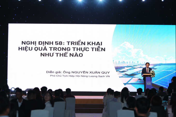 Ông Nguyễn Xuân Quy, Phó chủ tịch Hiệp hội Năng lượng Sạch Việt Nam trình bày chuyên đề về việc áp dụng Nghị định 58 vào thực tiễn doanh nghiệp. Ảnh: Solar