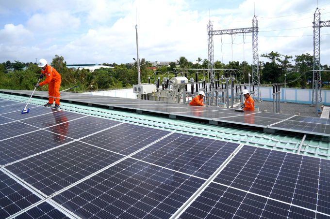 Vệ sinh điện mặt trời áp mái. Ảnh: An Phương
