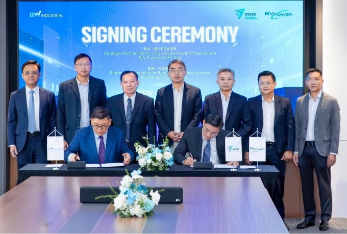 Ông Lance Li - Tổng giám đốc BW (ngồi bên trái) và ông Phạm Văn Thủy - Tổng giám đốc BV Power và VSSES (ngồi bên phải) tại lễ ký kết ngày 24/3. Ảnh: BW