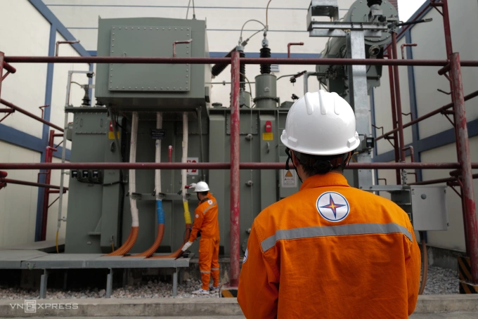 Công nhân Điện lực Hà Nội kiểm tra tại trạm biến áp trên đường Láng Hạ, tháng 6/2022. Ảnh: Ngọc Thành