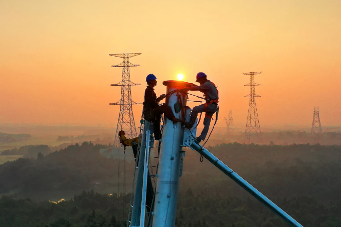 Các công nhân đang làm việc trên một cột truyền tải điện cao thế ở tỉnh Giang Tây, Trung Quốc, tháng 9/2025. Ảnh: Foreign Policy