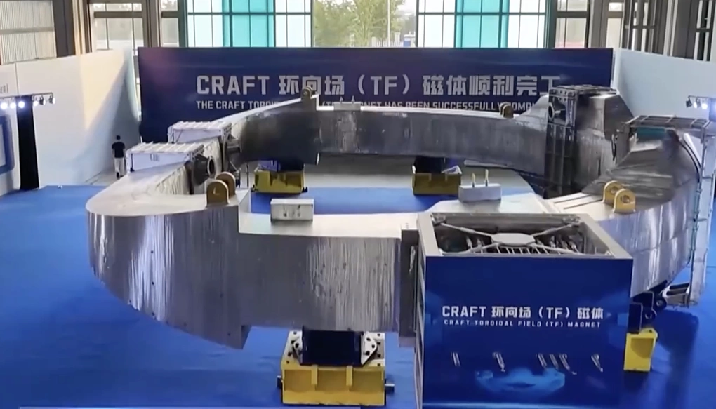 Các nhà khoa học công bố bước tiến mới liên quan đến hai nam châm siêu dẫn quan trọng dùng trong lò phản ứng nhiệt hạch tại Hợp Phì, tỉnh An Huy, ngày 27/6. Ảnh: CMG